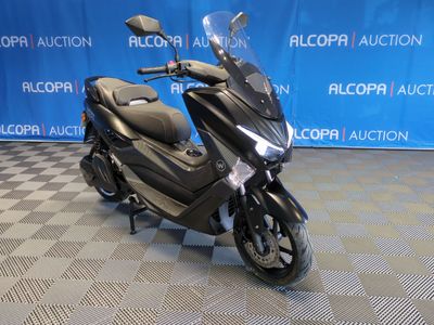 une photo d'un scooter garé sur un sol à damier