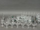 beaucoup de verres et un plateau sur la table