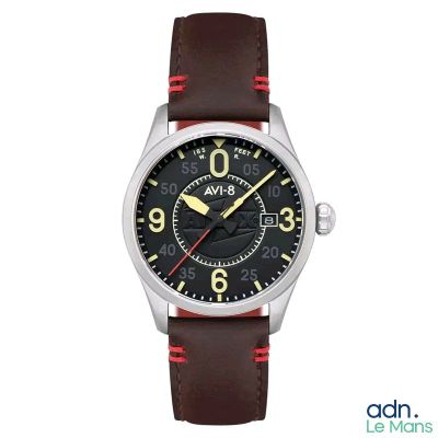 un gros plan d'une montre sur fond blanc avec des touches de rouge