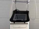 une machine placée au milieu d'une pièce