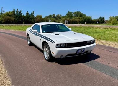 une voiture blanche qui roule sur la route