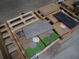 plein de cartons empilés sur une palette