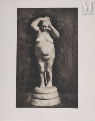 une image représentant un dessin en noir et blanc d'une femme debout sur un piédestal
