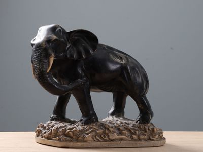 Éléphant marchant. Sculpture en plâtre patiné.