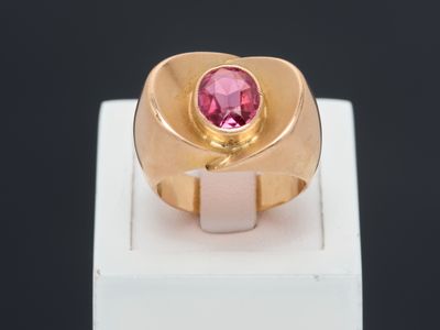 une image représentant une bague en or sertie d'une pierre rose
