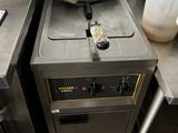 une friteuse posée sur le plan de travail de la cuisine