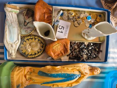 un plateau sur lequel se trouvent une statue de Jésus et d'autres objets