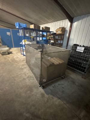 une cage dans laquelle se trouvent plusieurs boîtes