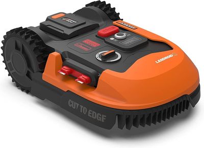 un gros plan d'une tondeuse à gazon orange et noire sur fond blanc