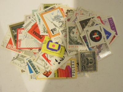 une pile de timbres posée sur une table