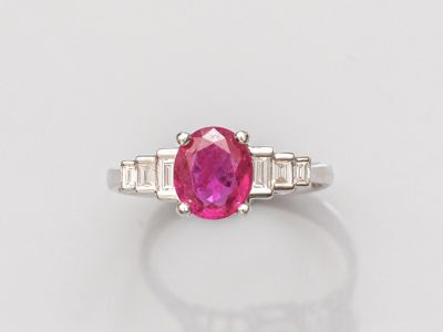 une bague en saphir rose et diamant