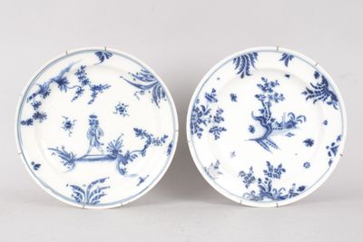 deux assiettes en faïence de Moustiers, l'une à décor de per… - Photo 1