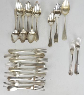 beaucoup de cuillères et de fourchettes en argent sur la table