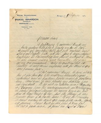 une lettre écrite à l'encre noire sur une feuille de papier