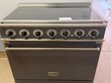 une photo d'une cuisinière en acier inoxydable équipée de quatre feux et de quatre brûleurs