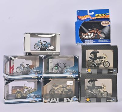 de nombreux jouets Hot Wheels dans leurs boîtes, posés sur une surface blanche