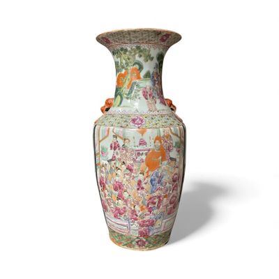 CHINE, CANTON Vase balustre en porcelaine émaillée polychrom…