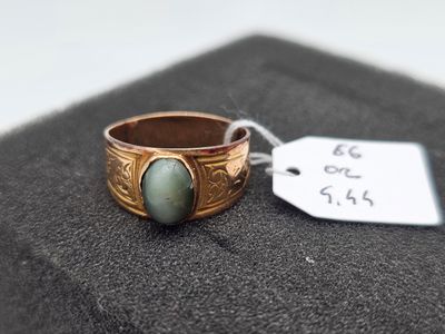 une image d'une bague sertie d'une pierre verte