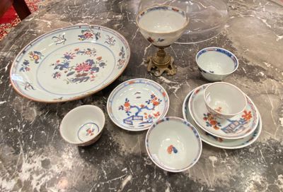 une table sur laquelle sont posées de nombreuses assiettes et bols