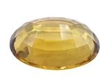 un gros plan d'un diamant jaune sur fond blanc