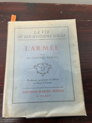 un vieux livre posé sur une table en bois à côté d'une tasse de café