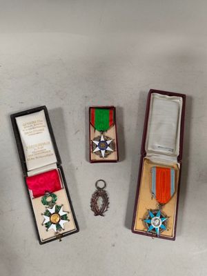 trois médailles et une médaille sont posées côte à côte sur une table