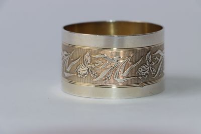 gros plan d'une bague en argent sur une surface blanche