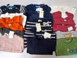 un tas de vêtements posés sur une table