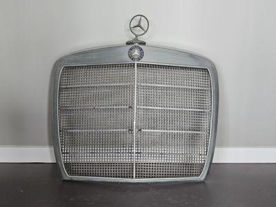 un logo Mercedes sur la calandre d'une voiture