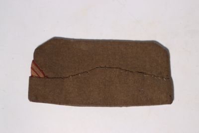 un morceau de papier brun qui a été cousu