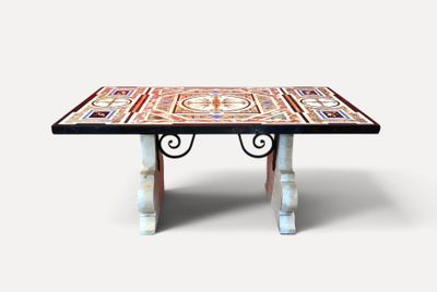 une petite table avec un plateau en carrelage sur fond blanc