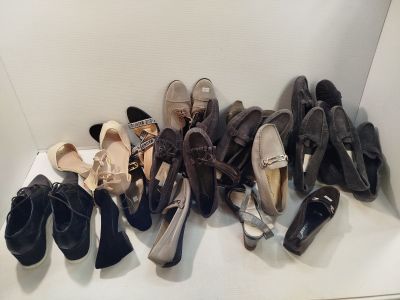 Plusieurs paires de chaussures pour femmes sont alignées sur une étagère