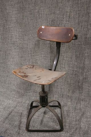 BIENAISE (?)- Chaise pivotante d'atelier en métal laqué et bois, ...