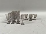 un grand nombre de verres à vin posés sur une table