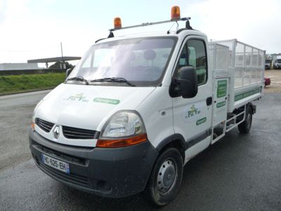 un camion blanc garé sur le bord de la route
