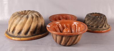 plusieurs types de moules différents sont posés sur une surface blanche