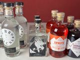 des bouteilles d'alcool sont alignées sur un plan de travail