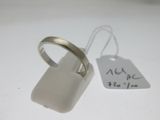 une bague posée à côté d'une étiquette