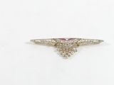 gros plan d'une bague en diamant sur une surface blanche