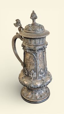 Imposante chope en bronze argenté à décor en léger relief de…