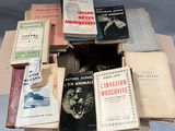 un grand nombre de livres empilés les uns sur les autres