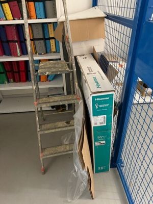 une échelle adossée au mur d'une pièce