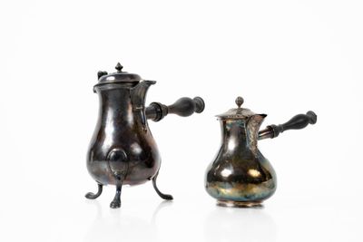 Chocolatière piriforme tripode en argent, la prise latérale en métal,  - Photo 1