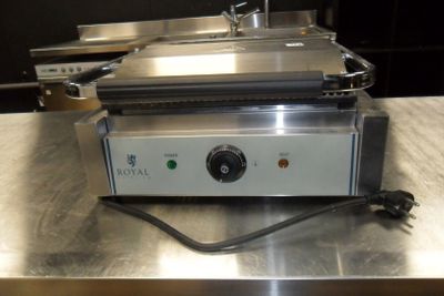 l'image d'une machine posée sur une table