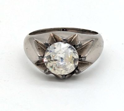 gros plan d'une bague en diamant sur une surface blanche