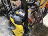 une photo d'une machine jaune et noire dans un garage