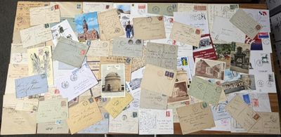 une table recouverte de nombreuses cartes postales de toutes sortes