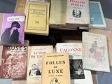 plusieurs livres sont empilés sur une table