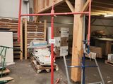 une photo d'un garage avec beaucoup de bois