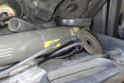 un gros plan du moteur d'une voiture et de ses composants